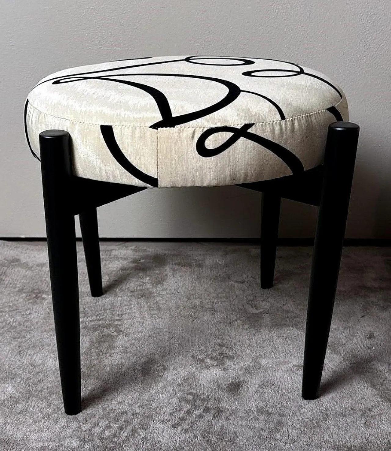 Coppia di sgabelli in legno ebanizzato e tessuto Dedar, anni '60 11