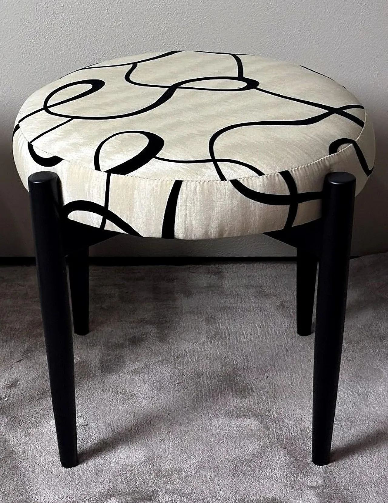 Coppia di sgabelli in legno ebanizzato e tessuto Dedar, anni '60 12