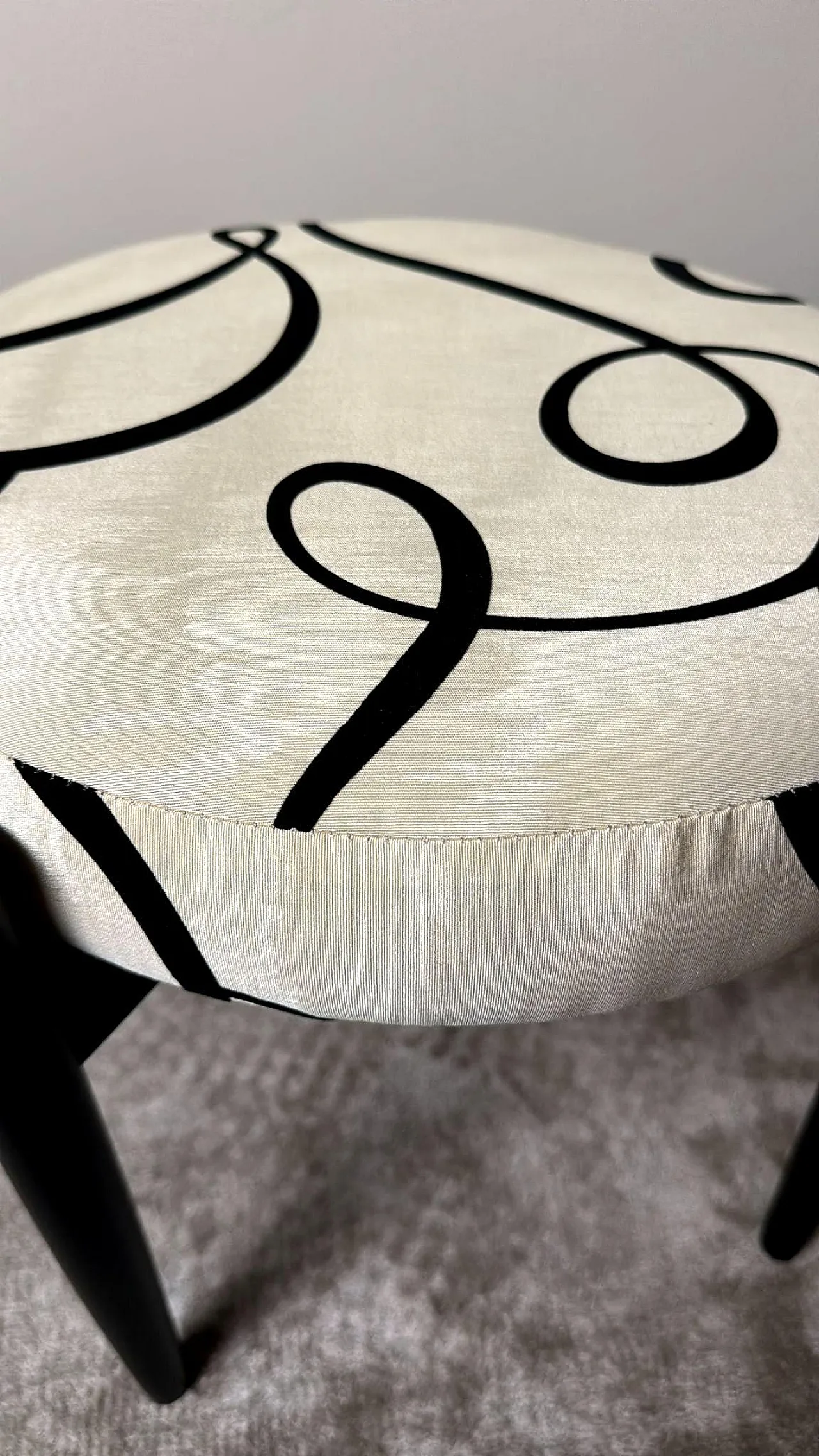 Coppia di sgabelli in legno ebanizzato e tessuto Dedar, anni '60 13