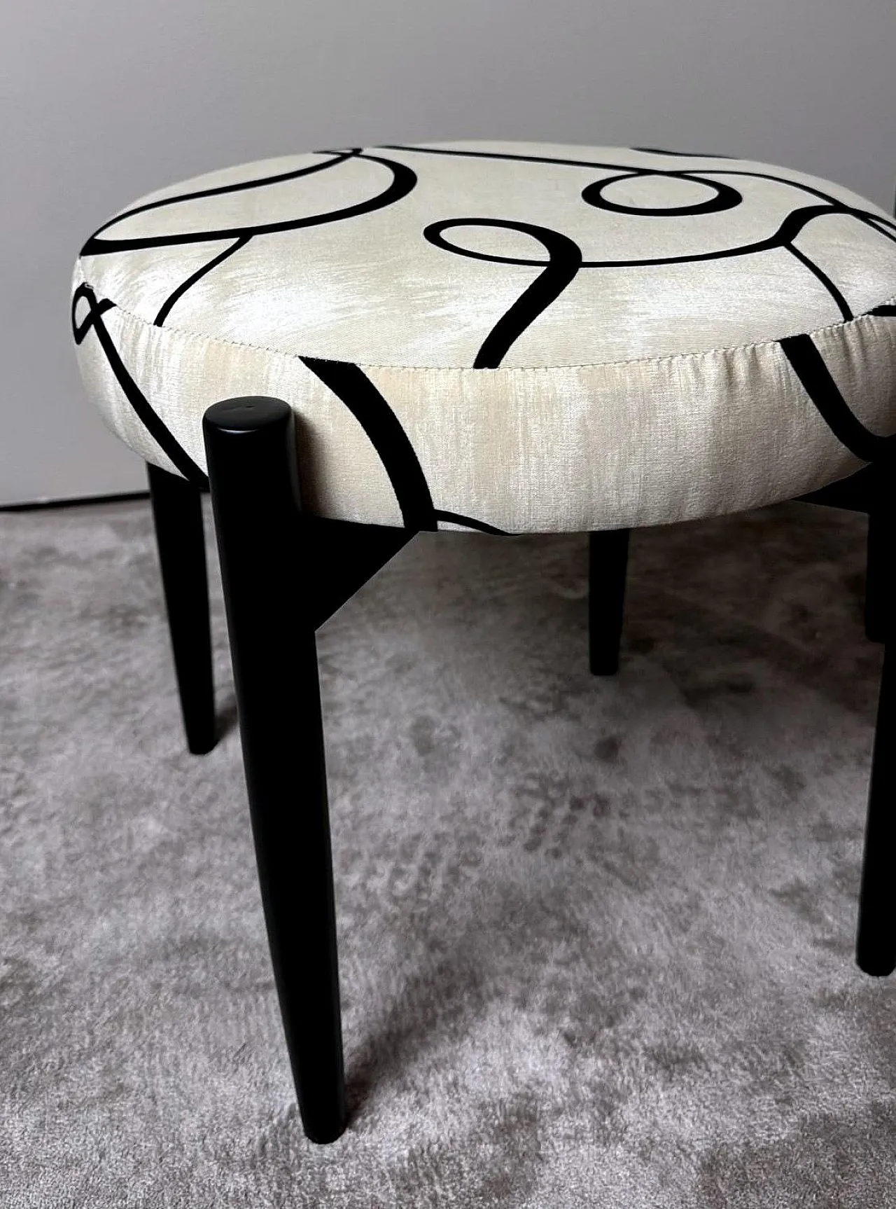 Coppia di sgabelli in legno ebanizzato e tessuto Dedar, anni '60 15