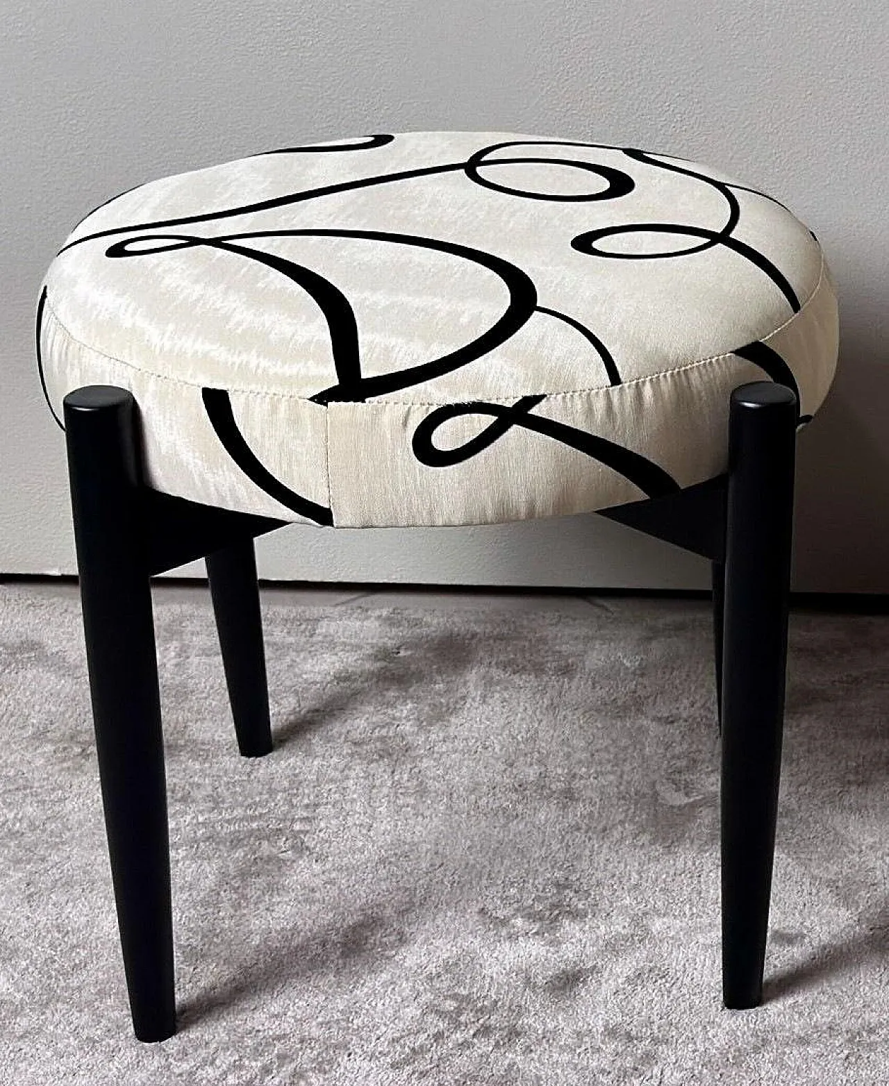 Coppia di sgabelli in legno ebanizzato e tessuto Dedar, anni '60 16