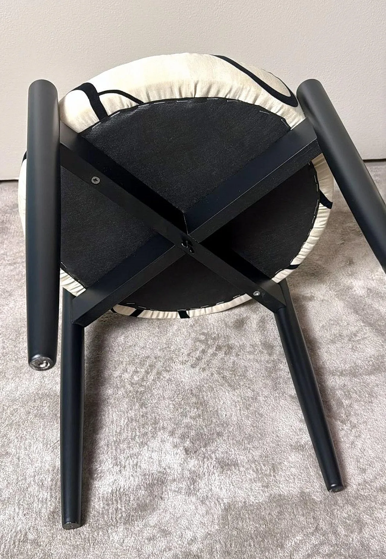 Coppia di sgabelli in legno ebanizzato e tessuto Dedar, anni '60 17