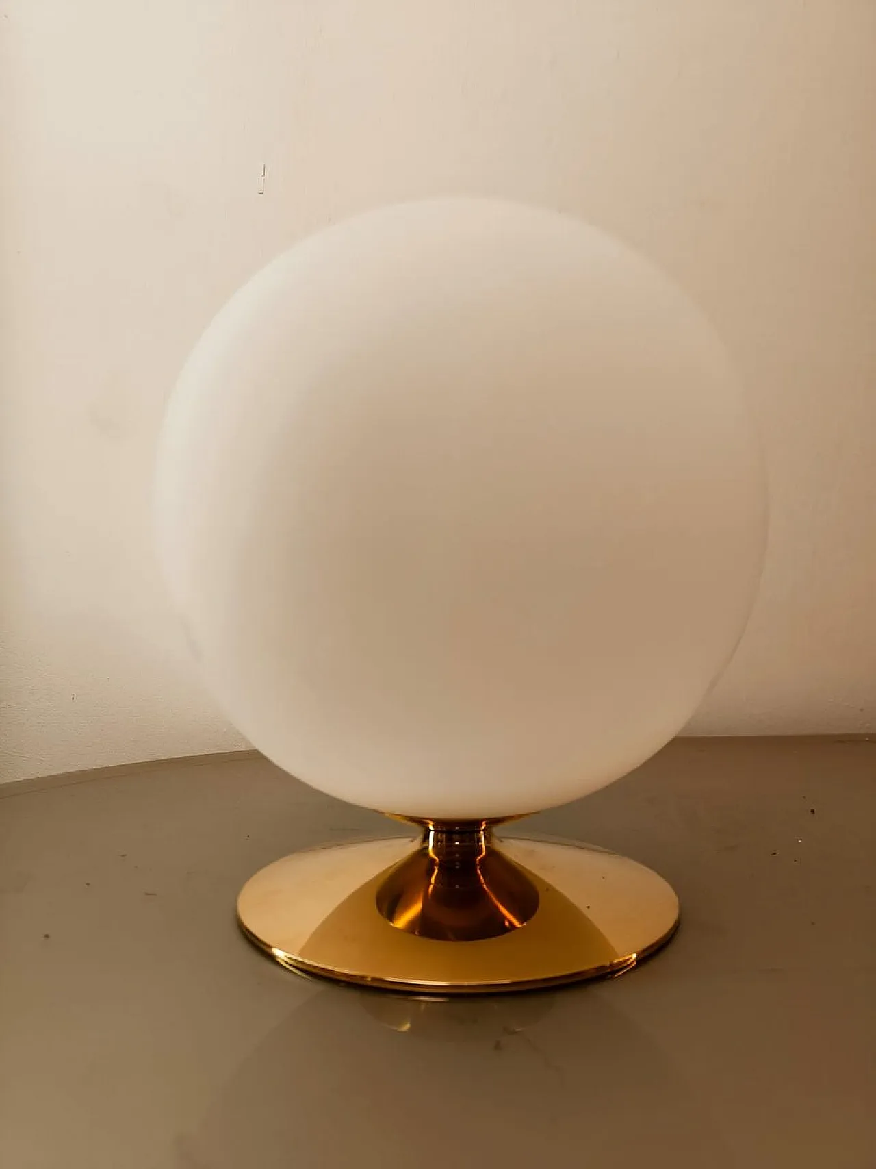 Lampada a sfera bianca con base in ottone, anni '70 1