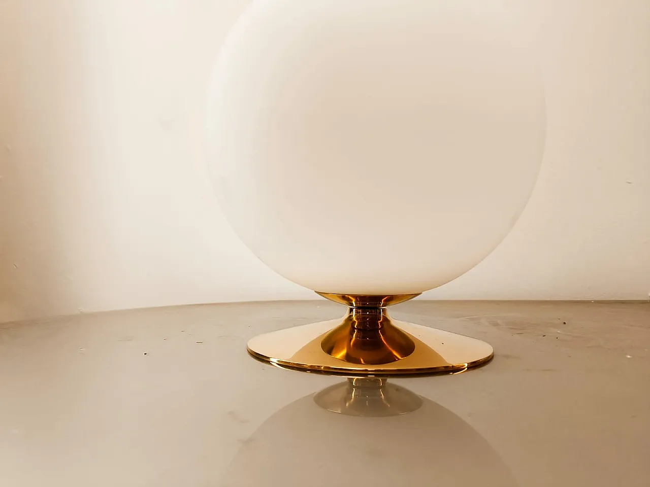 Lampada a sfera bianca con base in ottone, anni '70 2