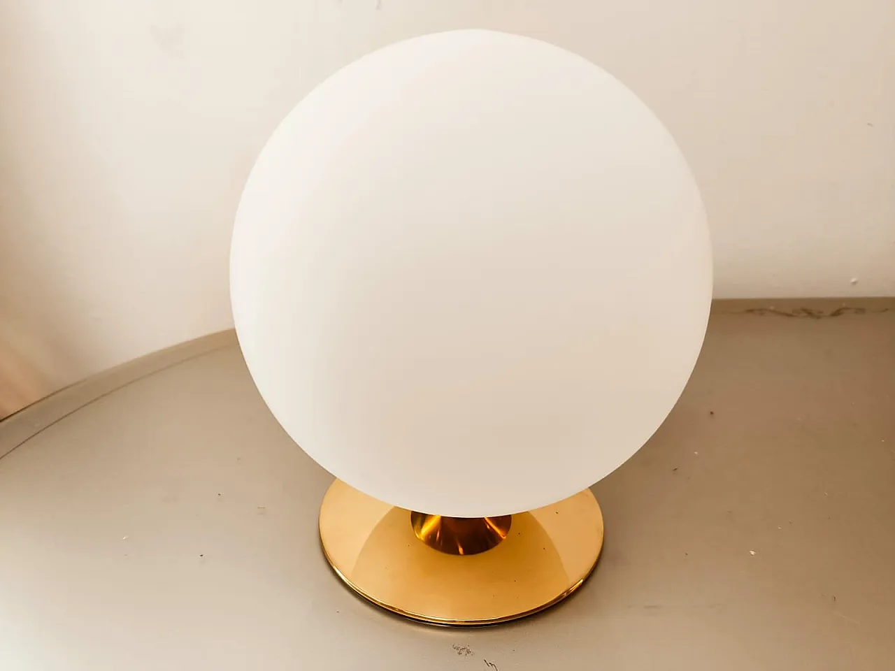 Lampada a sfera bianca con base in ottone, anni '70 3