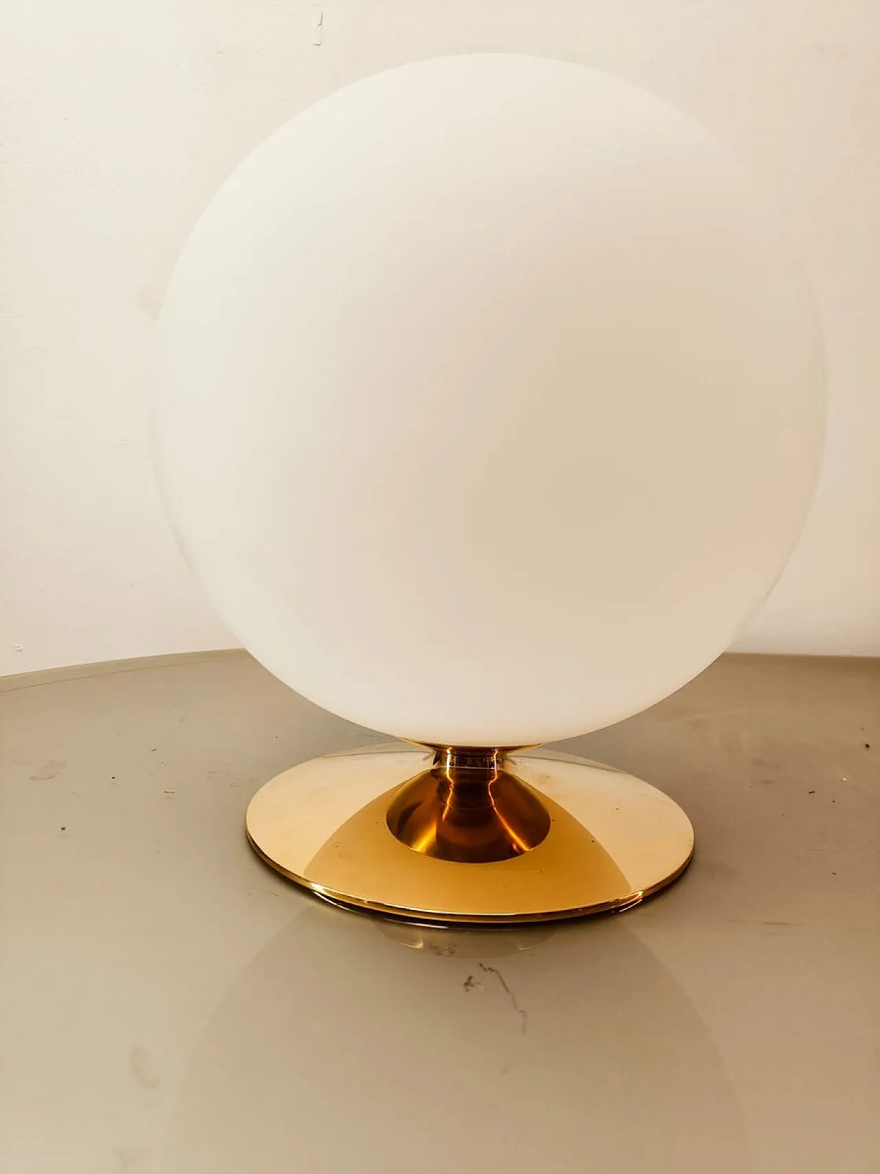 Lampada a sfera bianca con base in ottone, anni '70 4