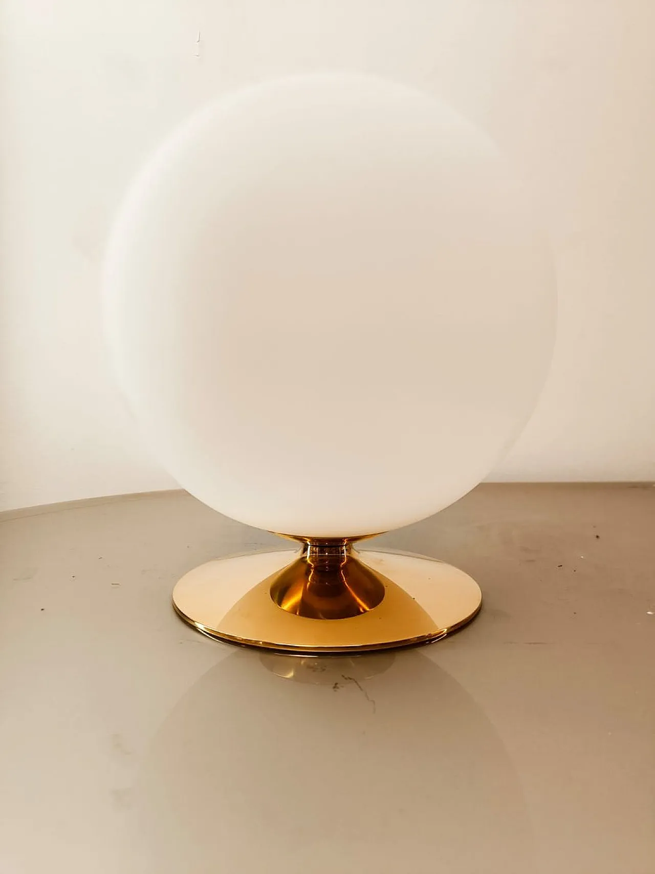 Lampada a sfera bianca con base in ottone, anni '70 5