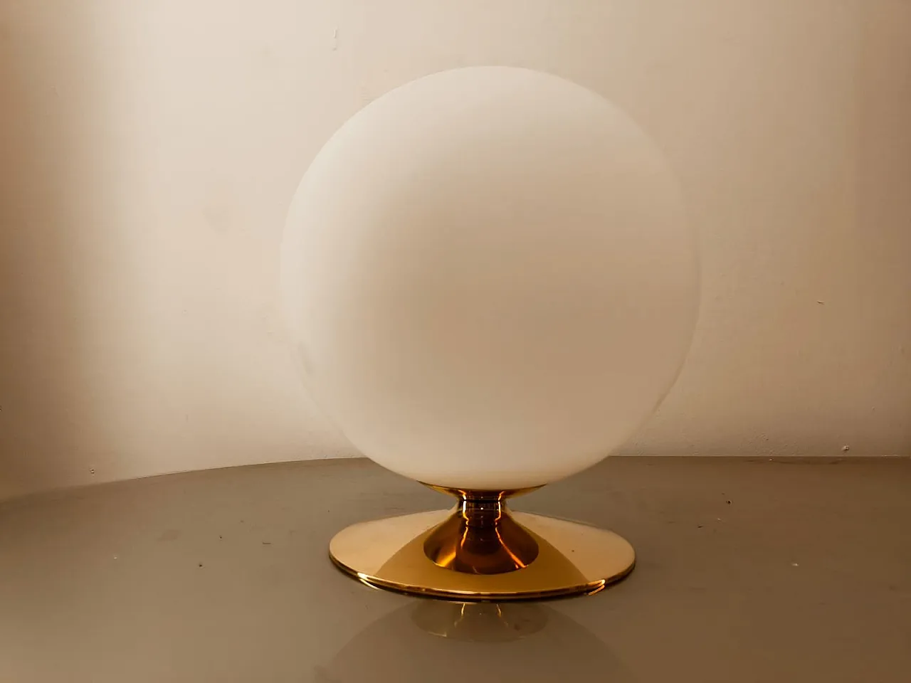 Lampada a sfera bianca con base in ottone, anni '70 6