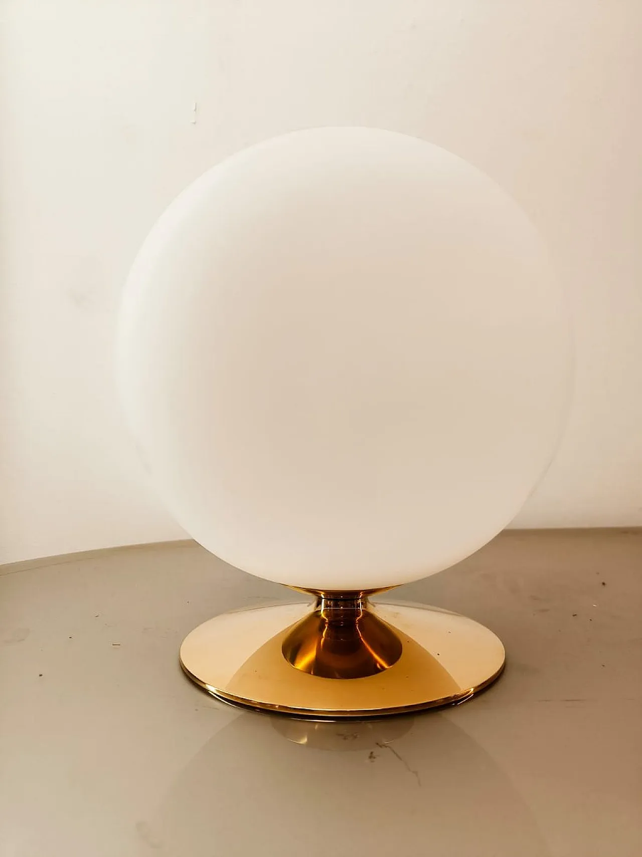 Lampada a sfera bianca con base in ottone, anni '70 8