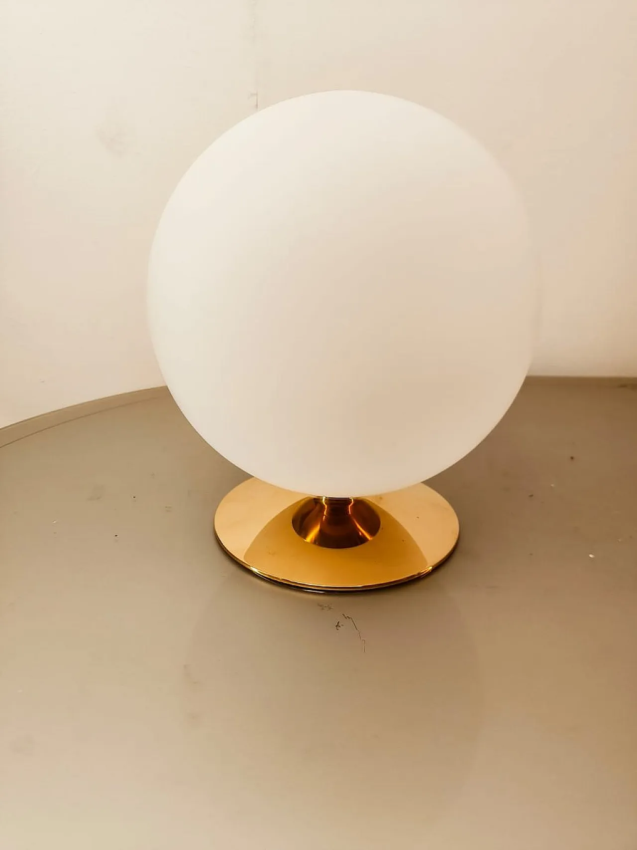 Lampada a sfera bianca con base in ottone, anni '70 9