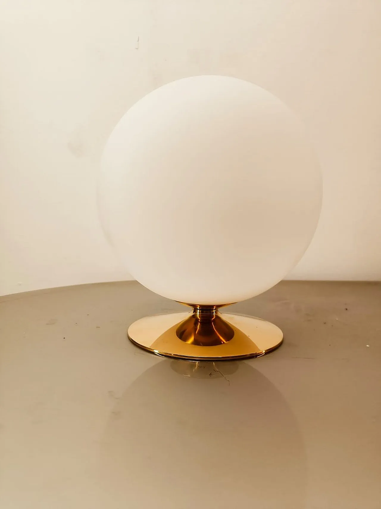 Lampada a sfera bianca con base in ottone, anni '70 10