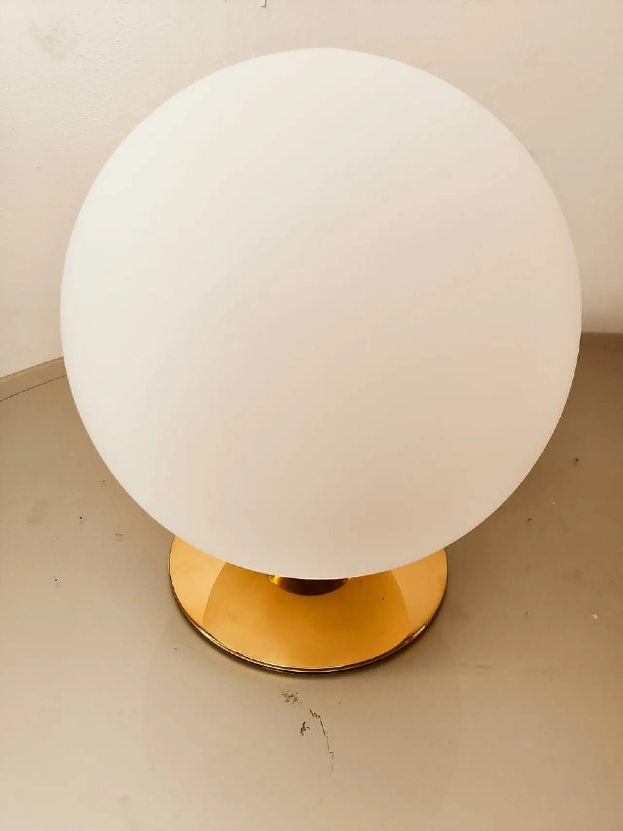 Lampada a sfera bianca con base in ottone, anni '70 11