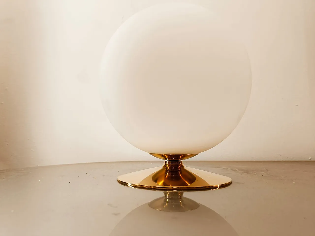 Lampada a sfera bianca con base in ottone, anni '70 12