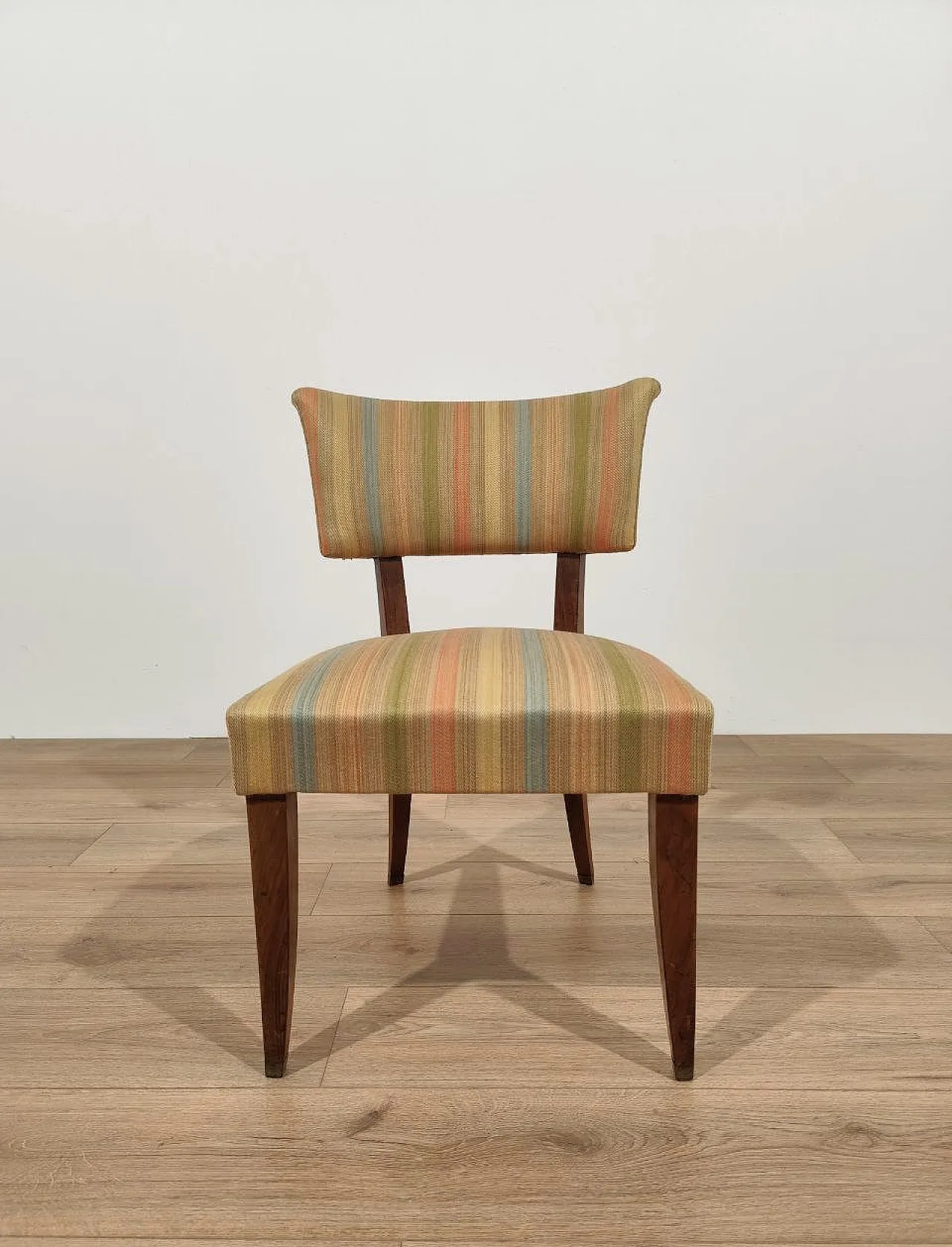 4 Italian chairs of the 1940s 5