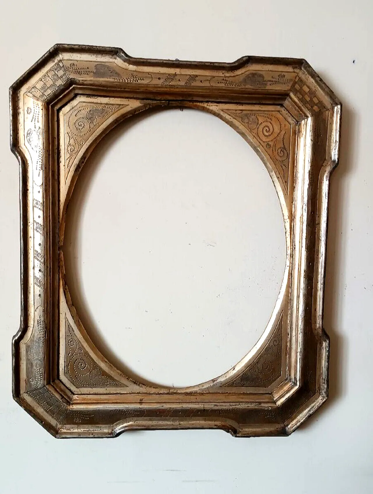 Tray frame with oval light in pyrographed gilded wood, 19th century 1