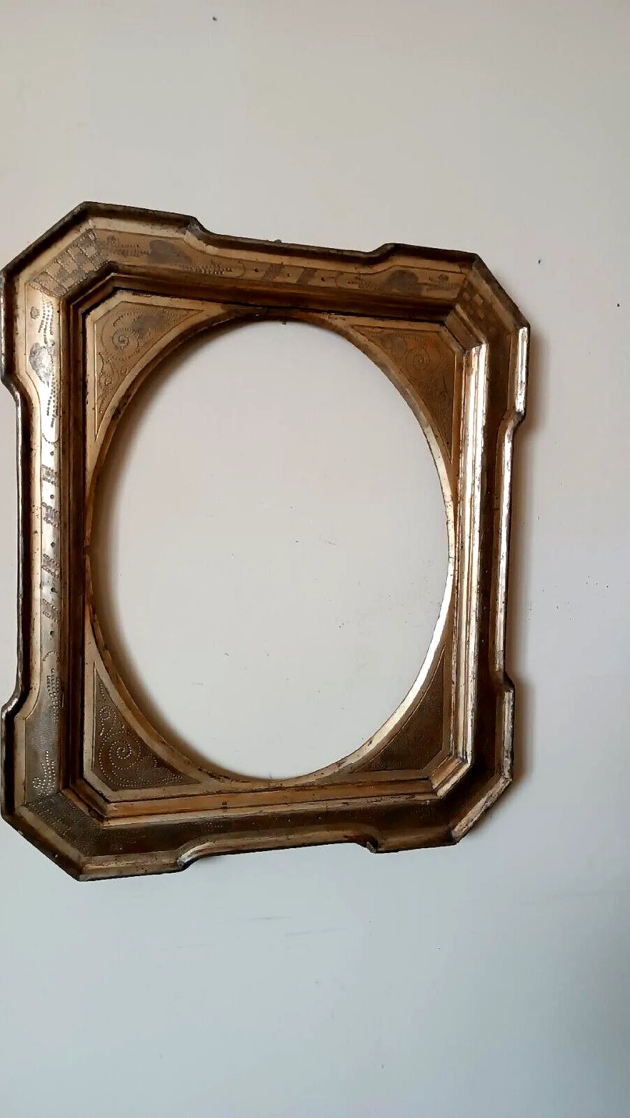 Tray frame with oval light in pyrographed gilded wood, 19th century 2