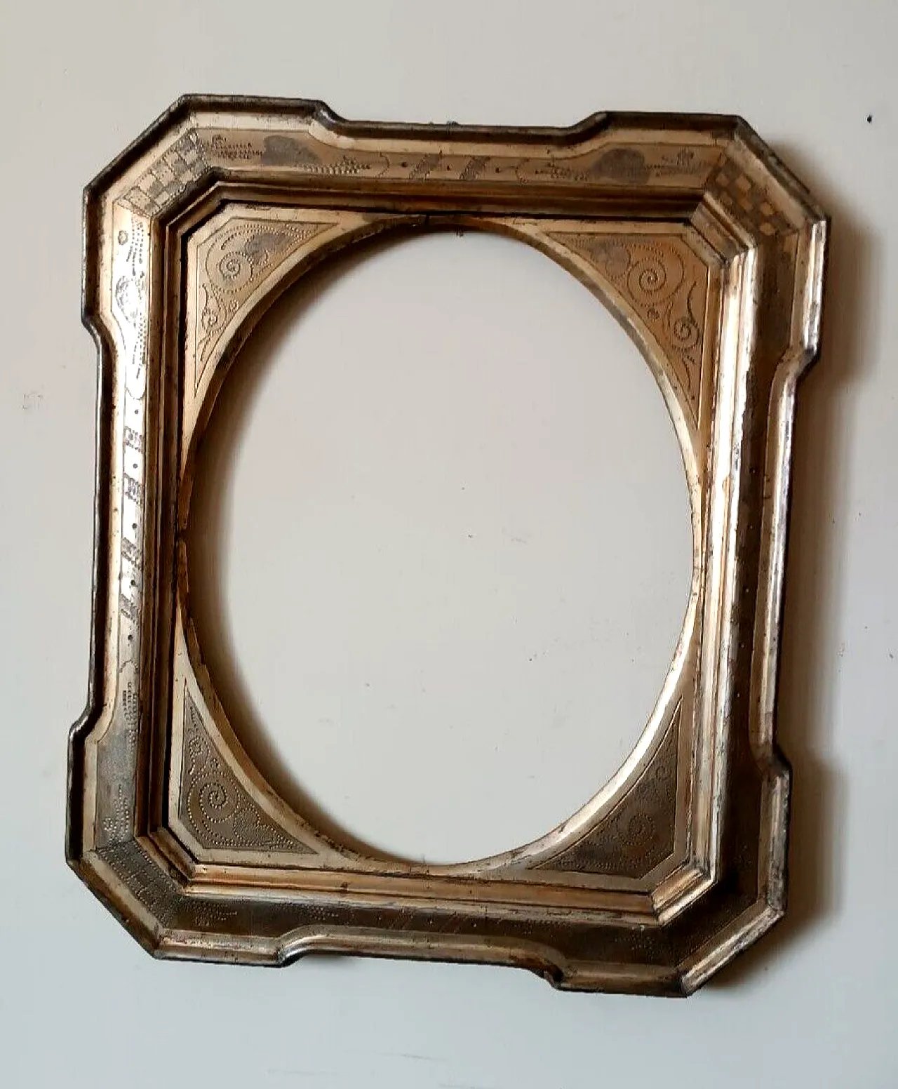 Tray frame with oval light in pyrographed gilded wood, 19th century 3