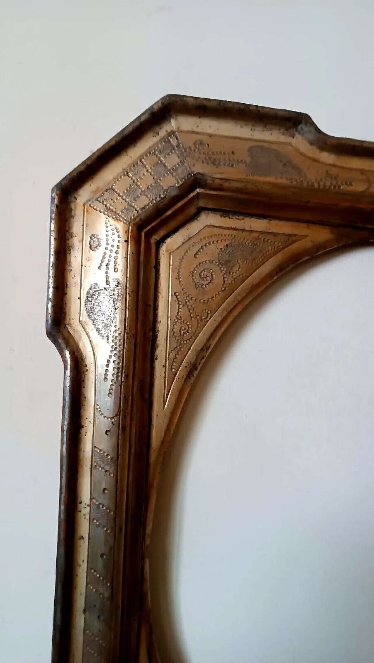 Tray frame with oval light in pyrographed gilded wood, 19th century 4