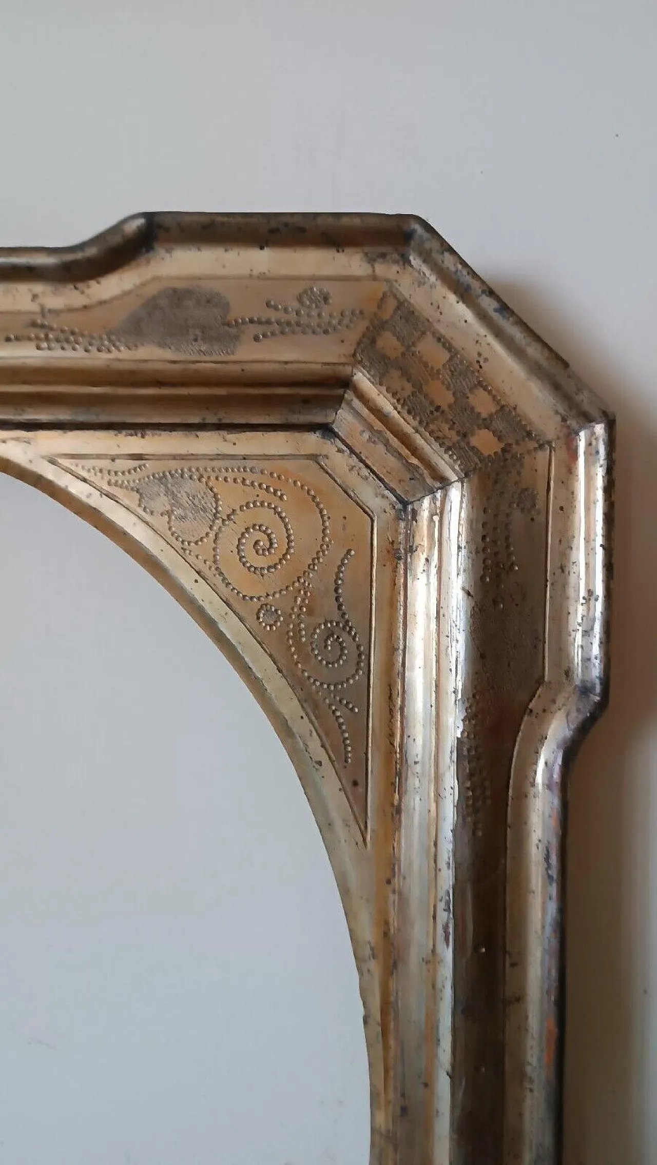 Tray frame with oval light in pyrographed gilded wood, 19th century 7