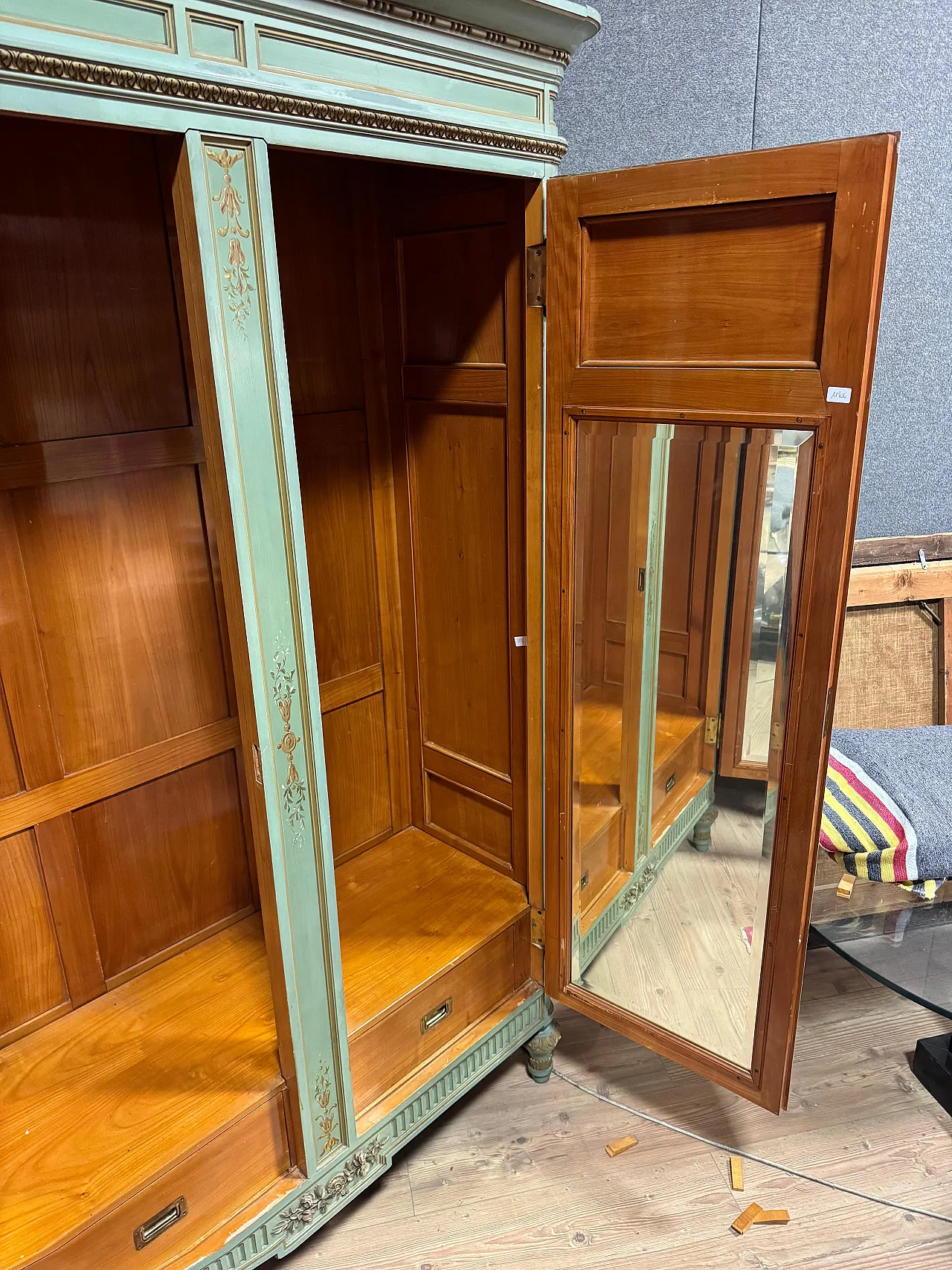 Armadio italiano laccato e dipinto in verde tenue, '900 18