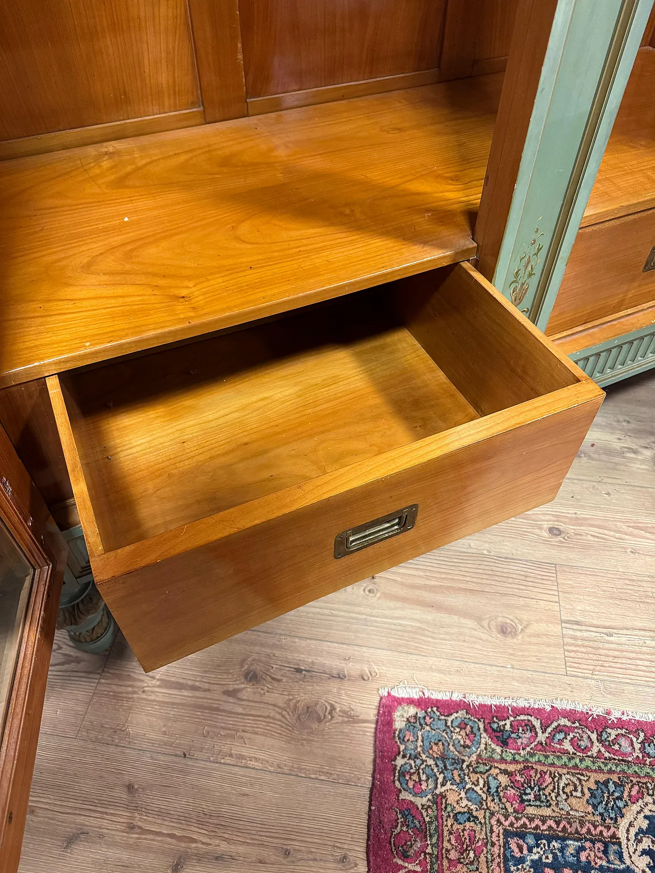 Armadio italiano laccato e dipinto in verde tenue, '900 19