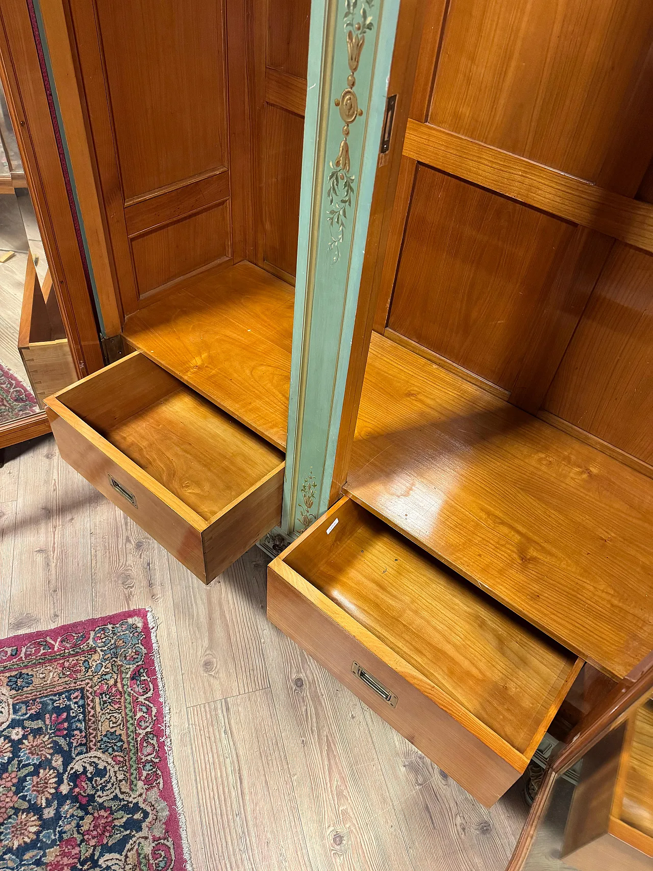 Armadio italiano laccato e dipinto in verde tenue, '900 20