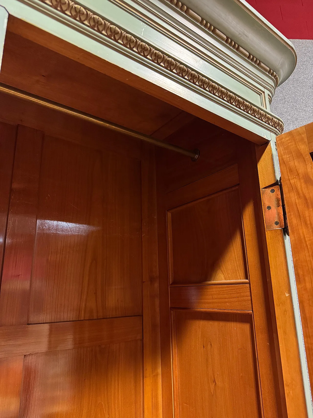 Armadio italiano laccato e dipinto in verde tenue, '900 21