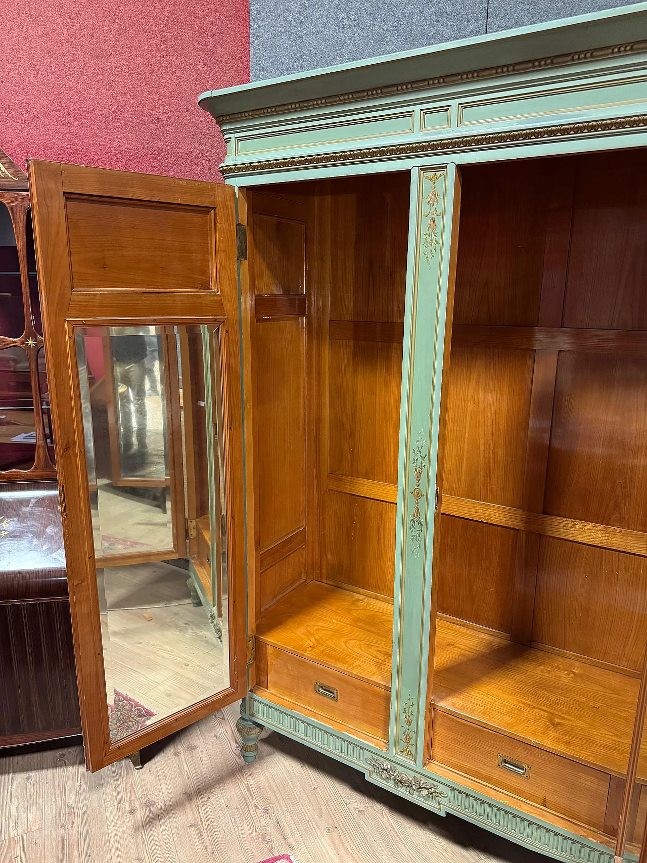 Armadio italiano laccato e dipinto in verde tenue, '900 22