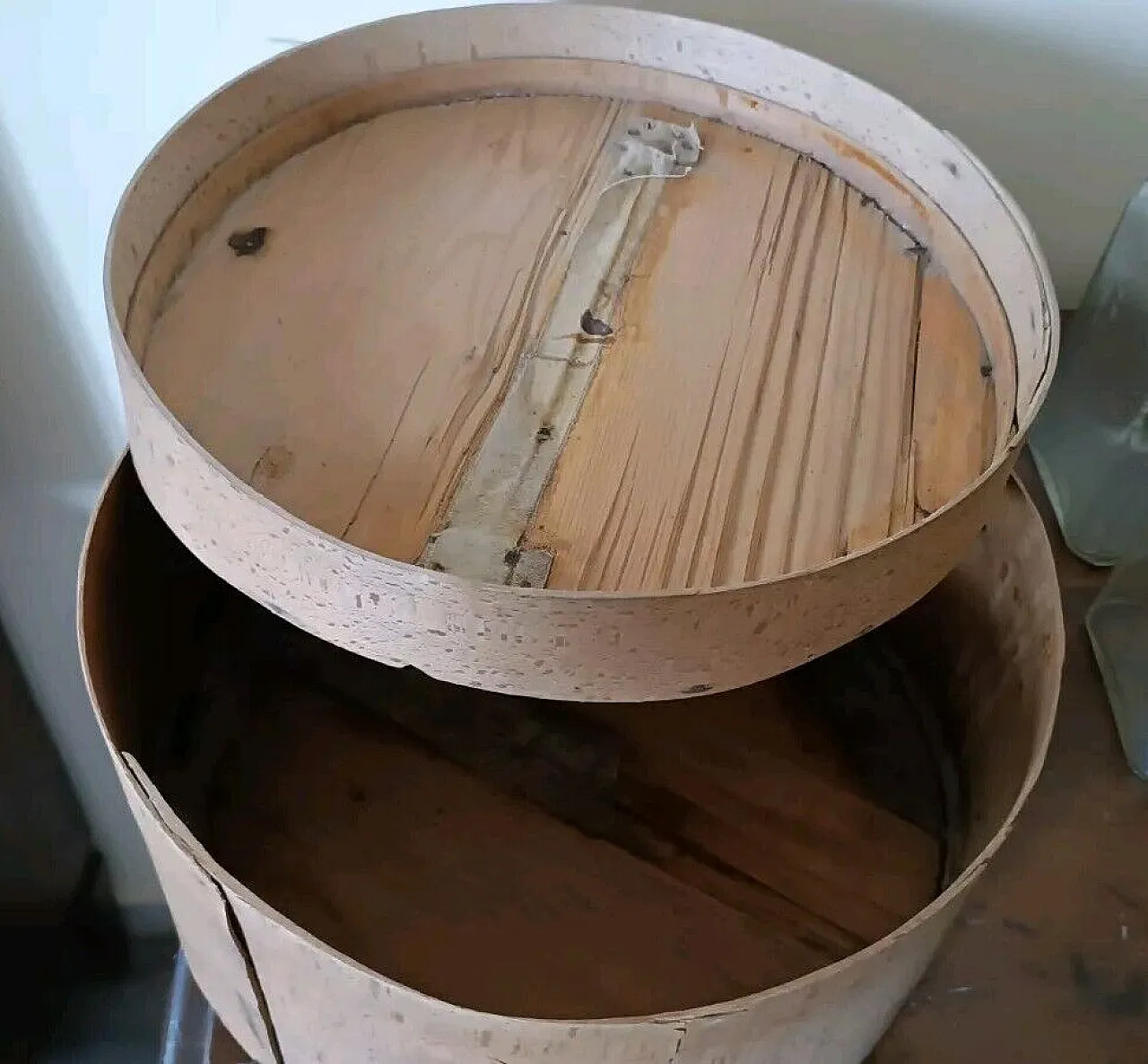 Curved beech circular box, 19th century 6