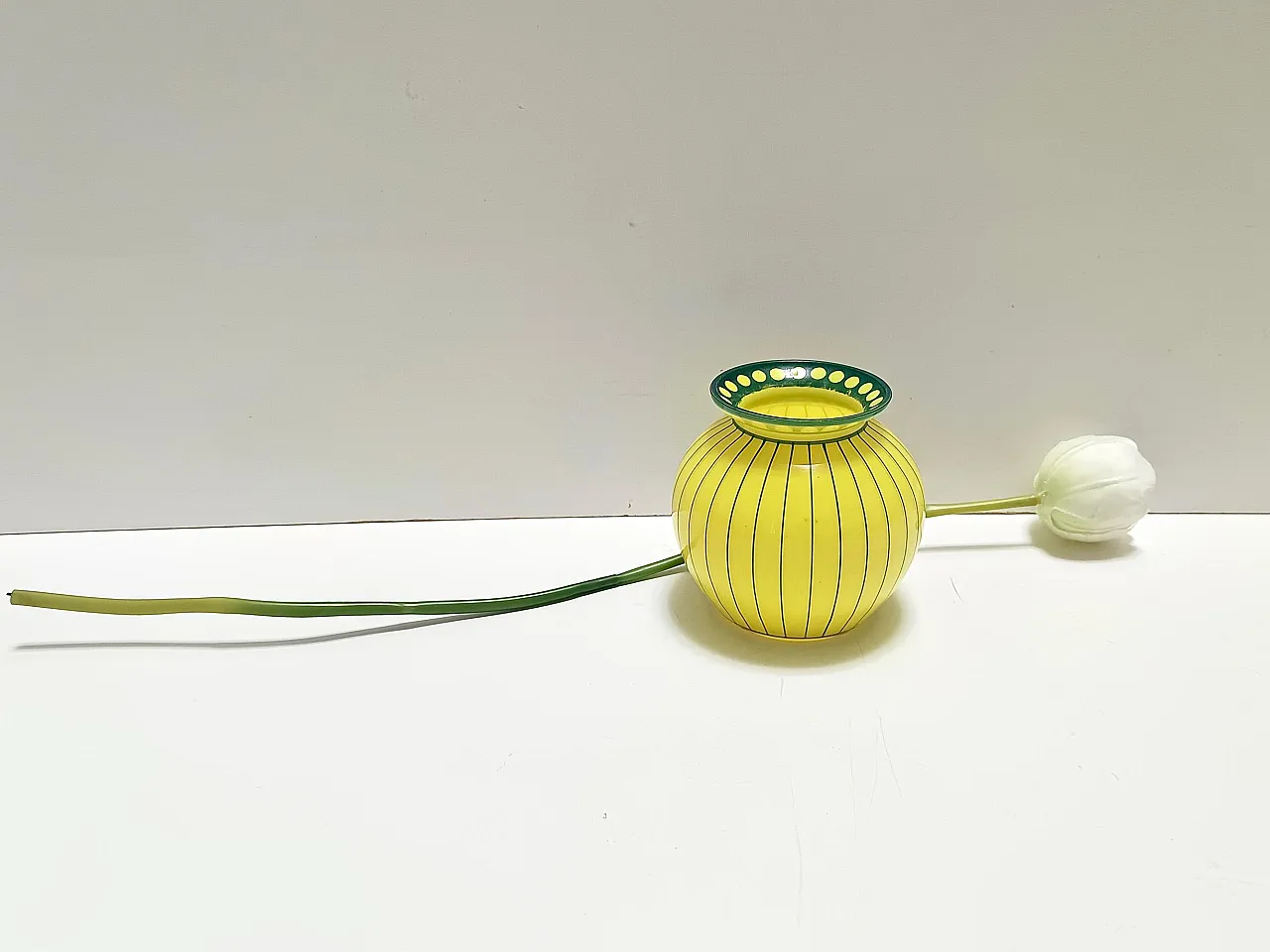 Vaso in vetro giallo e verde Art Déco in stile di Josef Hoffmann, 1920 3