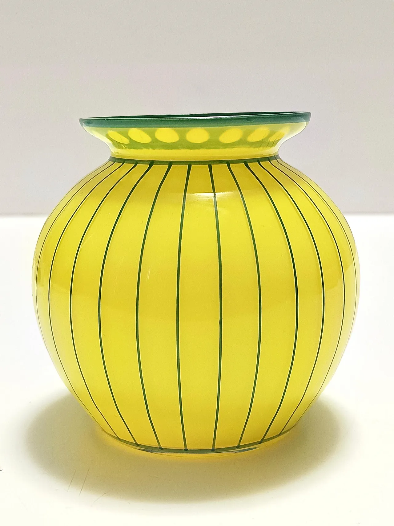 Vaso in vetro giallo e verde Art Déco in stile di Josef Hoffmann, 1920 4