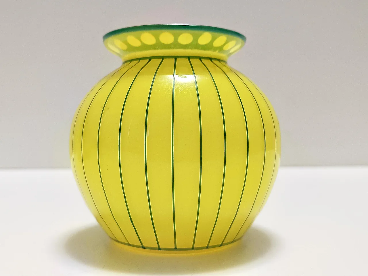 Vaso in vetro giallo e verde Art Déco in stile di Josef Hoffmann, 1920 5