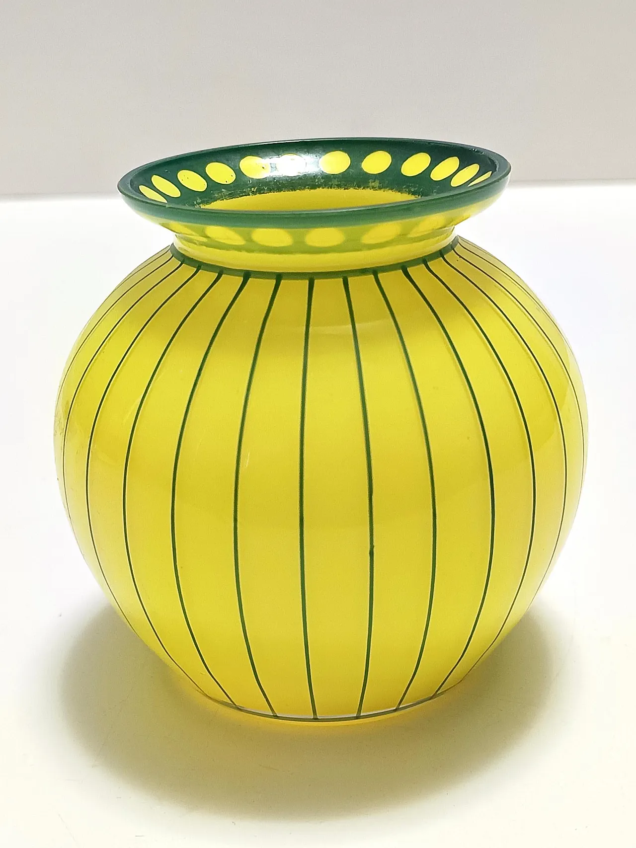 Vaso in vetro giallo e verde Art Déco in stile di Josef Hoffmann, 1920 6