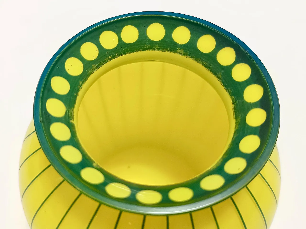 Vaso in vetro giallo e verde Art Déco in stile di Josef Hoffmann, 1920 8