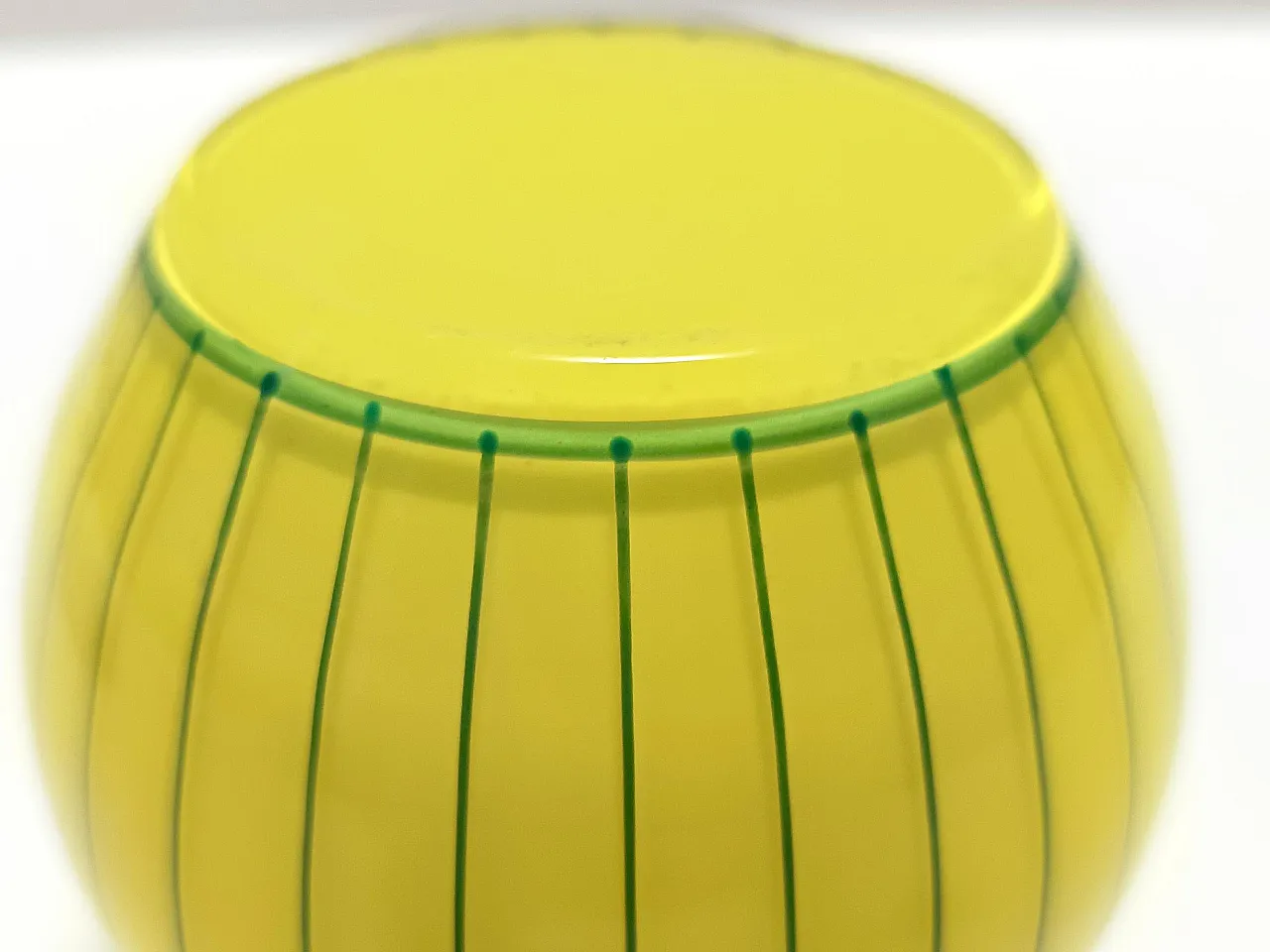 Vaso in vetro giallo e verde Art Déco in stile di Josef Hoffmann, 1920 9