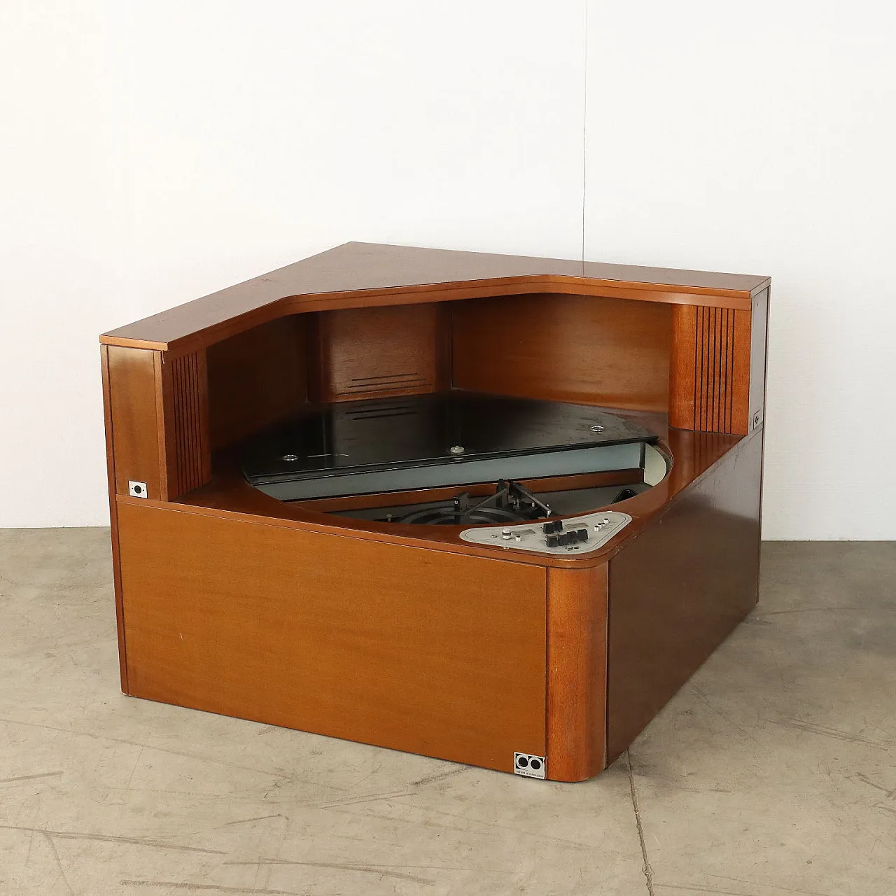 Mobile in legno impiallacciato con giradischi, anni '70 1