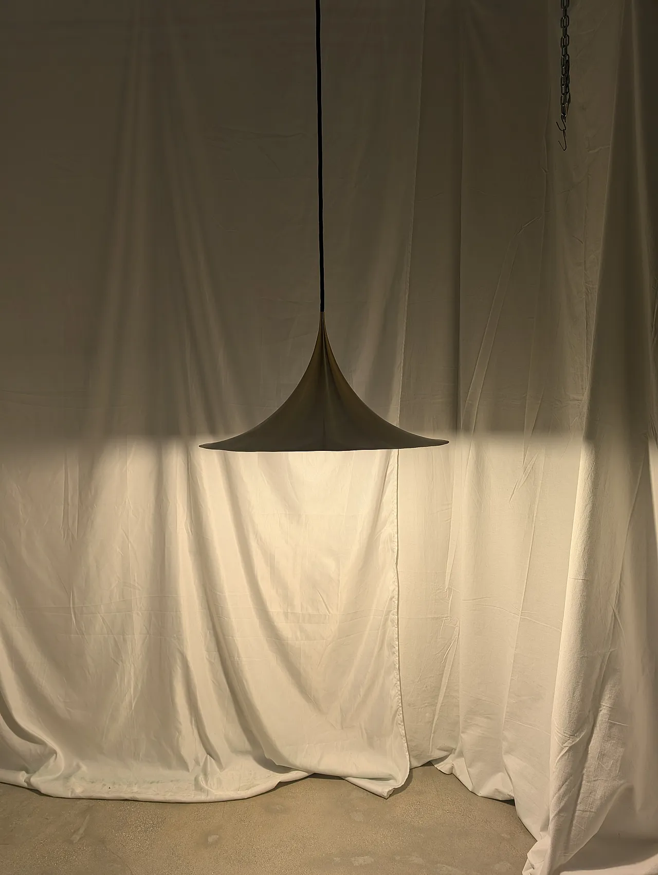 Lampada a sospensione in ottone a forma cono, anni '70 5