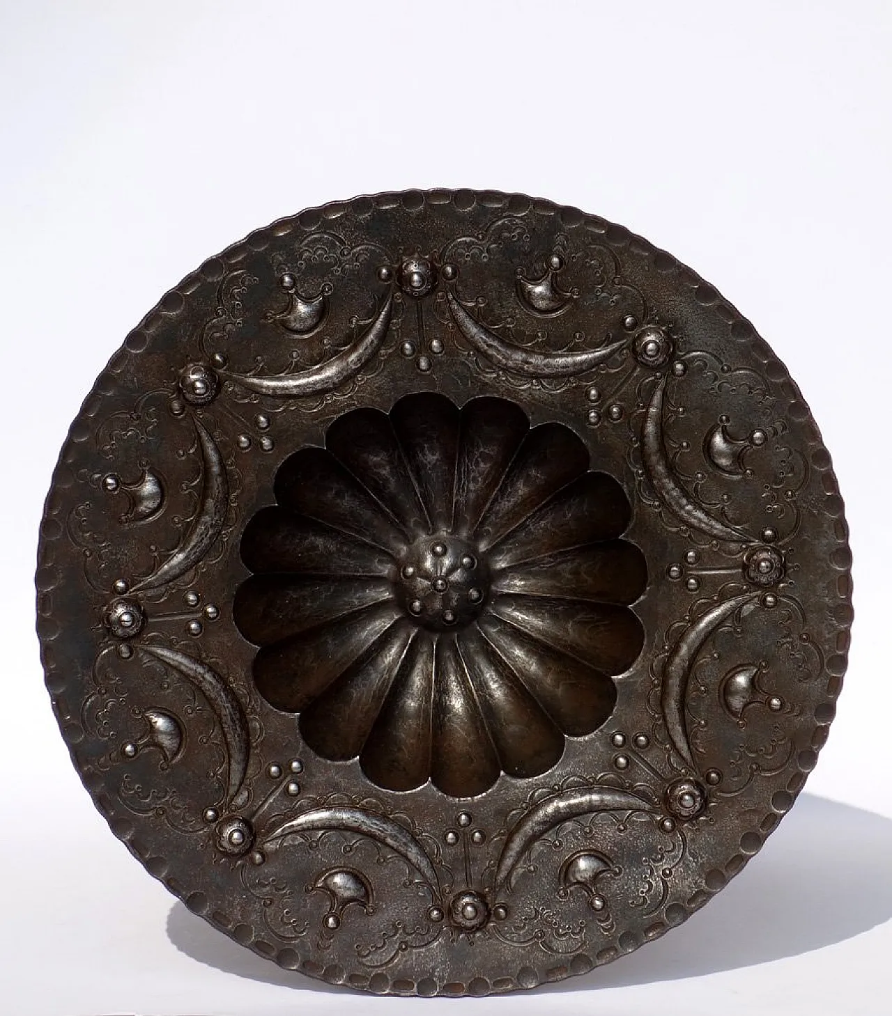 Piatto Liberty in ferro battuto di Savini, inizio '900 1