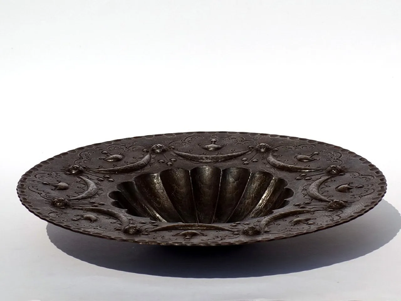 Piatto Liberty in ferro battuto di Savini, inizio '900 2