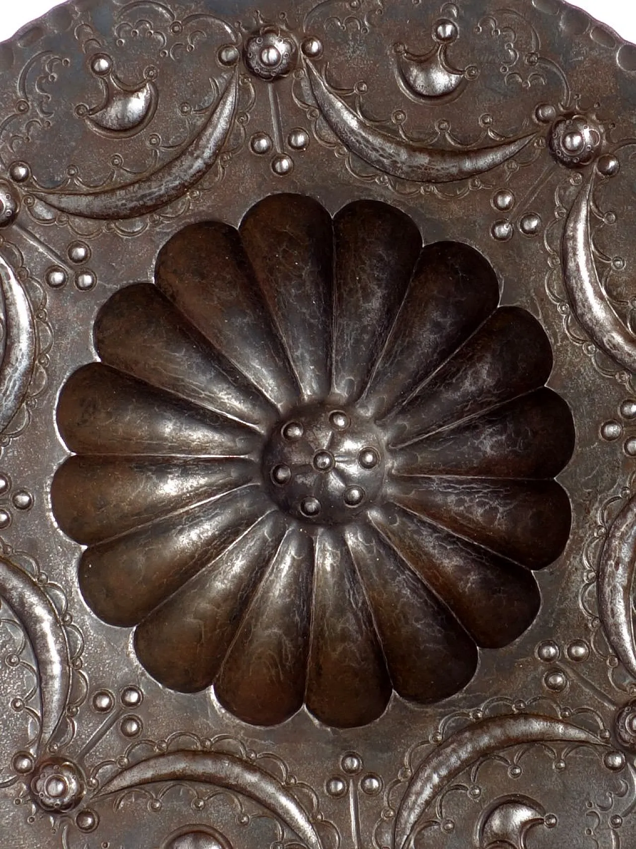 Piatto Liberty in ferro battuto di Savini, inizio '900 3