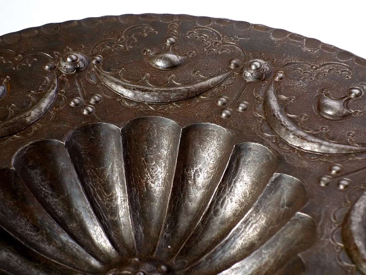 Piatto Liberty in ferro battuto di Savini, inizio '900 4