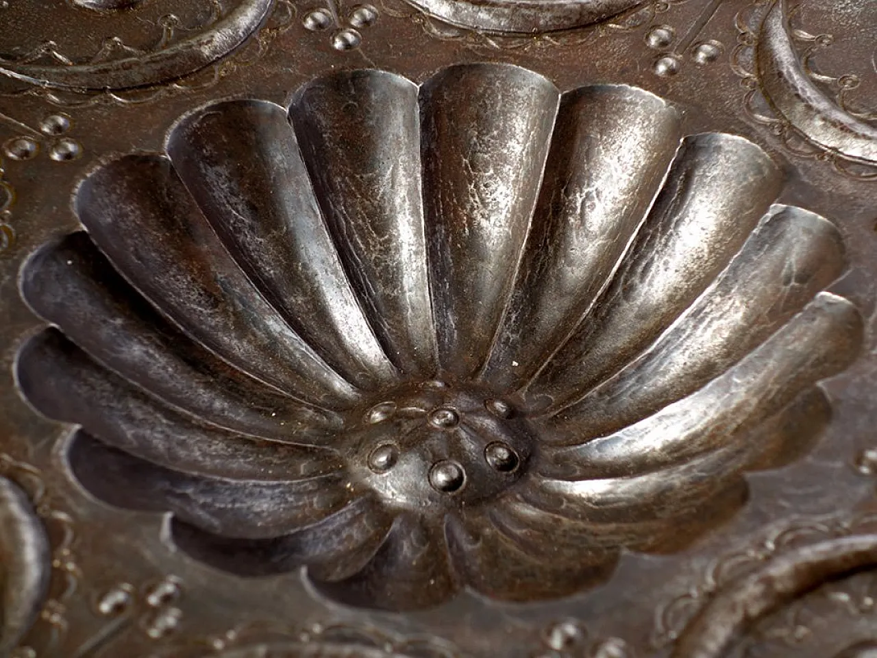 Piatto Liberty in ferro battuto di Savini, inizio '900 5