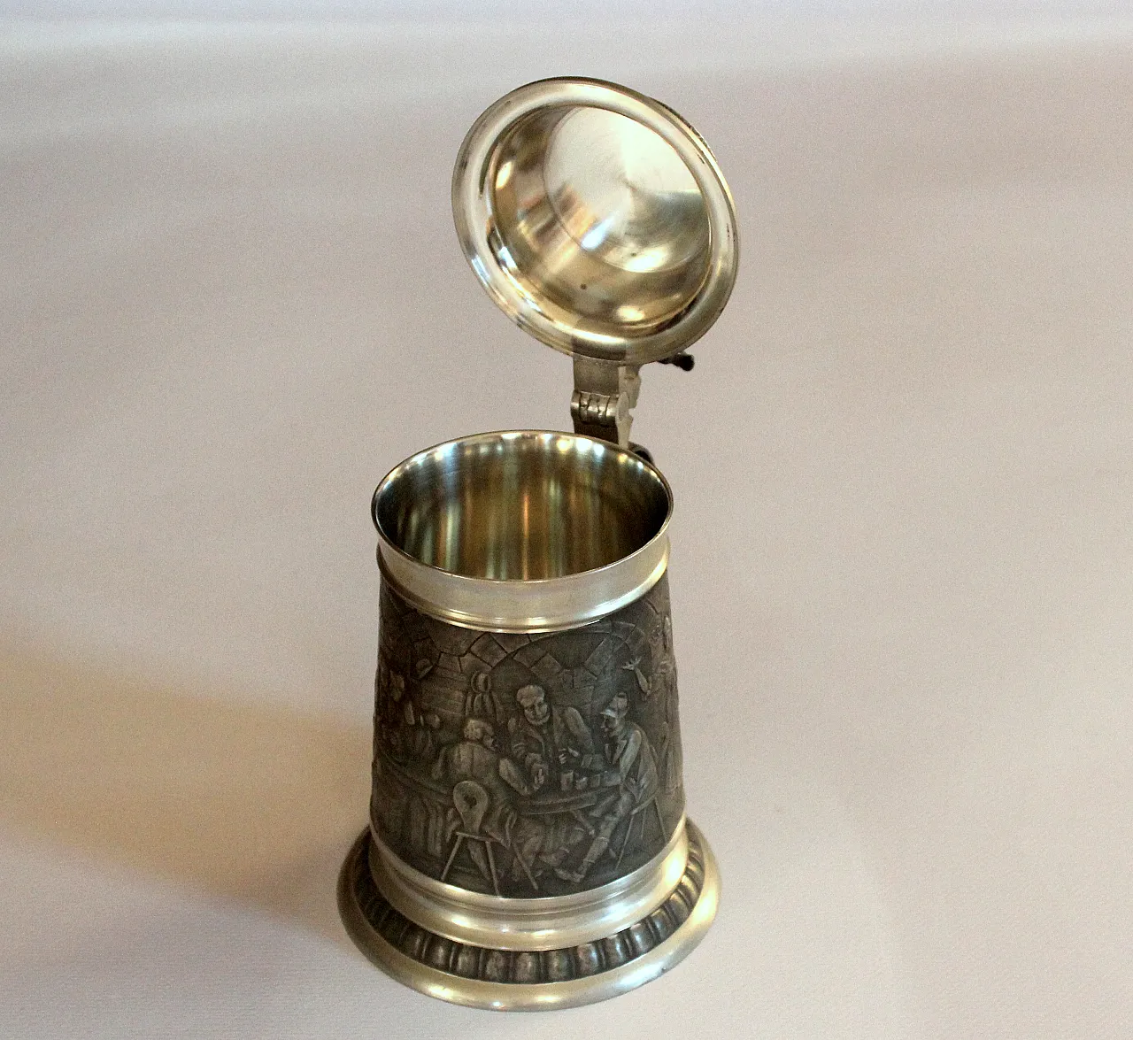 Tazza di birra in peltro con incisione e coperchio tradizionali, 1970 6