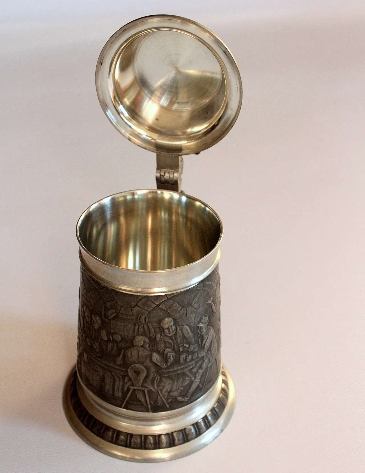 Tazza di birra in peltro con incisione e coperchio tradizionali, 1970 7