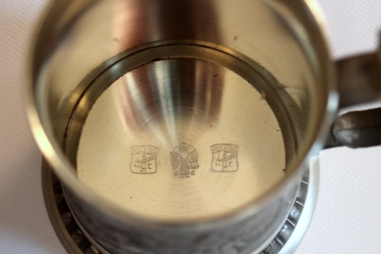 Tazza di birra in peltro con incisione e coperchio tradizionali, 1970 8