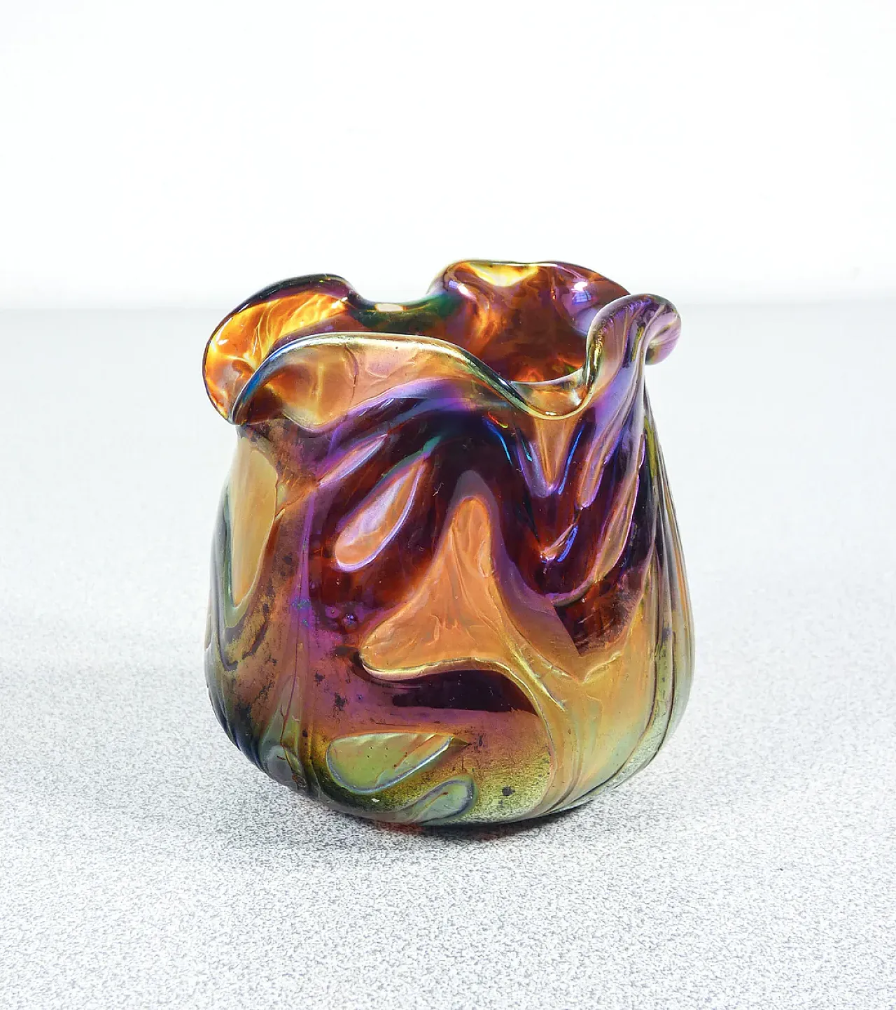 Vaso in vetro soffiato iridescente, anni '10 1