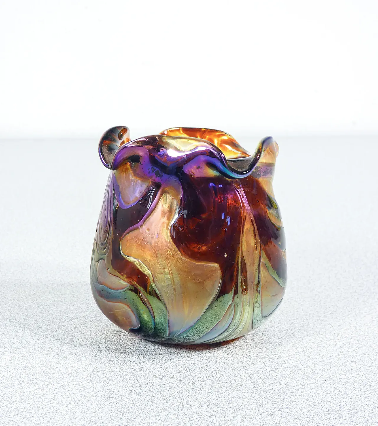 Vaso in vetro soffiato iridescente, anni '10 2