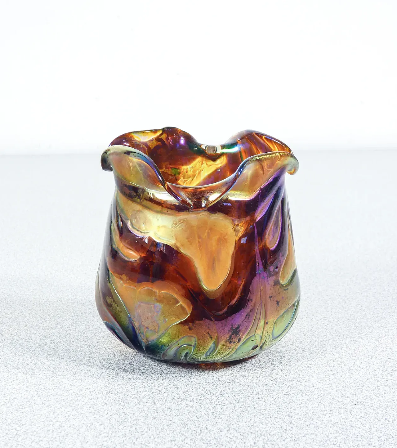 Vaso in vetro soffiato iridescente, anni '10 4