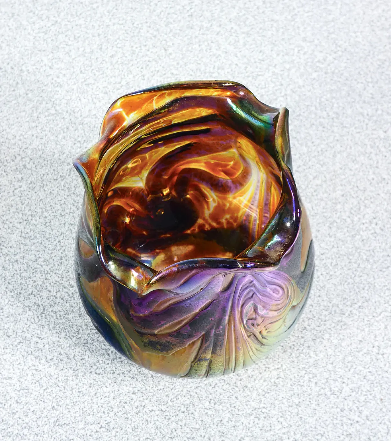 Vaso in vetro soffiato iridescente, anni '10 5