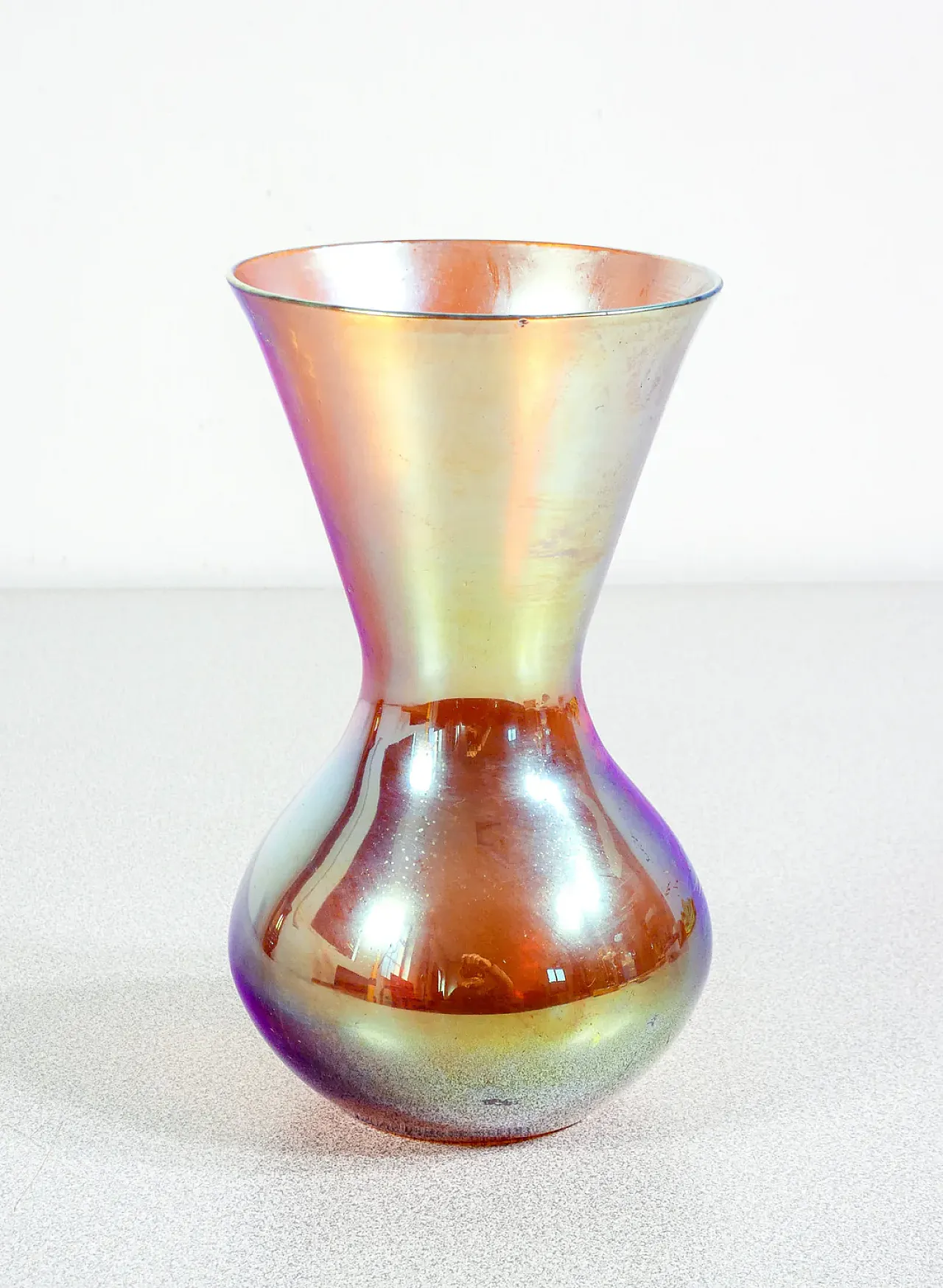 Vaso Myra in vetro soffiato iridescente, primo '900 1